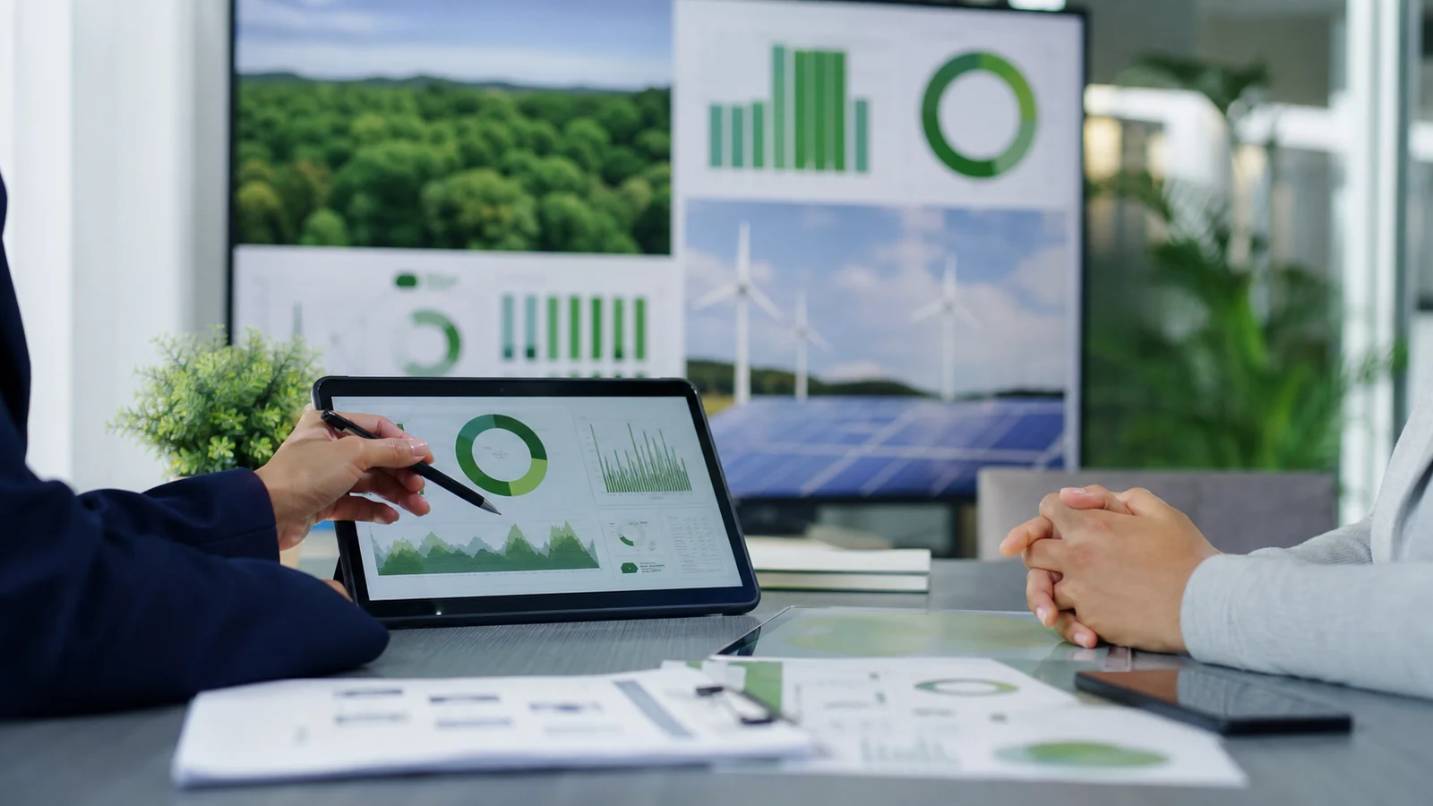 Imagem institucional de créditos de carbono com documentos técnicos ambientais e contexto empresarial